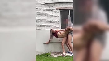 Nos gana la calentura despues de un par de copas y terminamos follando de pie al aire libre en medio de las casas