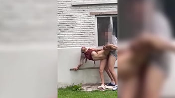 Nos gana la calentura despues de un par de copas y terminamos follando de pie al aire libre en medio de las casas