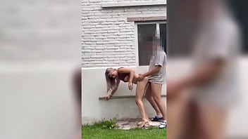 Nos gana la calentura despues de un par de copas y terminamos follando de pie al aire libre en medio de las casas