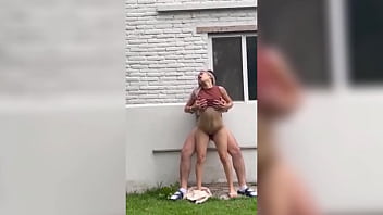 Nos gana la calentura despues de un par de copas y terminamos follando de pie al aire libre en medio de las casas