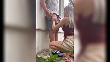 Nos gana la calentura despues de un par de copas y terminamos follando de pie al aire libre en medio de las casas