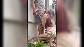 Nos gana la calentura despues de un par de copas y terminamos follando de pie al aire libre en medio de las casas