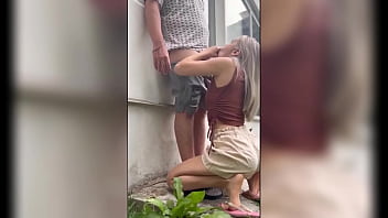 Nos gana la calentura despues de un par de copas y terminamos follando de pie al aire libre en medio de las casas