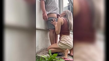 Nos gana la calentura despues de un par de copas y terminamos follando de pie al aire libre en medio de las casas