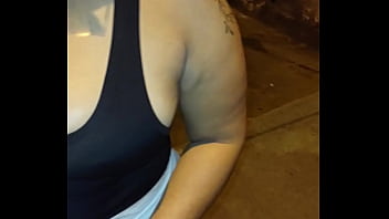 Madura usando hilo rojo en leggins transparentes captada en la calle