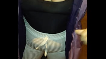 Madura usando hilo rojo en leggins transparentes captada en la calle