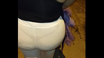 Madura usando hilo rojo en leggins transparentes captada en la calle