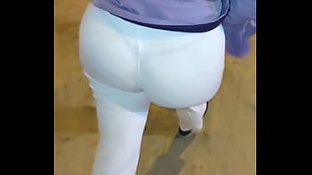 Madura usando hilo rojo en leggins transparentes captada en la calle