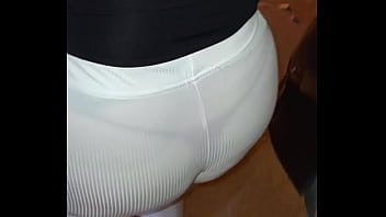 Madura usando hilo rojo en leggins transparentes captada en la calle