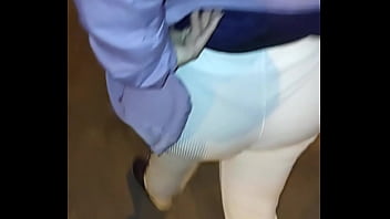 Madura usando hilo rojo en leggins transparentes captada en la calle