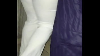 Madura usando hilo rojo en leggins transparentes captada en la calle