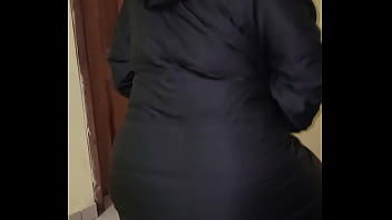 Madura usando hilo rojo en leggins transparentes captada en la calle