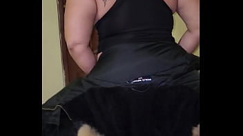 Madura usando hilo rojo en leggins transparentes captada en la calle