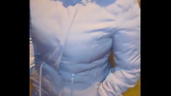 Madura usando hilo rojo en leggins transparentes captada en la calle