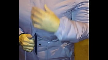 Madura usando hilo rojo en leggins transparentes captada en la calle