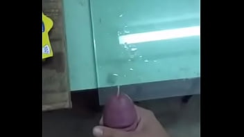 Batendo Uma Punheta No Trabalho thumbnail