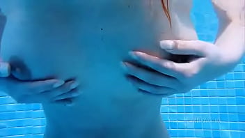 Pelirroja desnuda en el agua