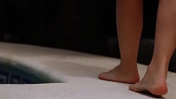 Pelirroja desnuda en el agua