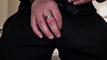 Avventura nella camera da letto della matrigna la sega più lunga di sempre in abito elegante nero cazzo bagnato in primo piano e una sborrata esplosiva