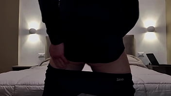 Avventura nella camera da letto della matrigna la sega più lunga di sempre in abito elegante nero cazzo bagnato in primo piano e una sborrata esplosiva