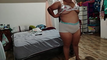 Hot stepmom takes a shower to lower the arrachera and as she has the house alone she starts touching her pussy and tits very rich