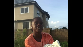 Crazybitch continue folding clothes whiles twerking