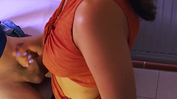 La Madrastra De Su Amiga Era Tan Pechugona Que No Podía Dejar De Mirar Sus Senos Y Ella Lo Notó thumbnail