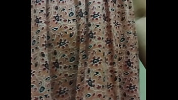 कपडे निकलते हुए