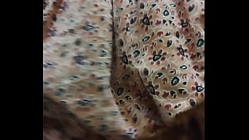 कपडे निकलते हुए