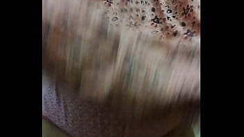 कपडे निकलते हुए