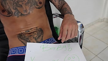 Empiezo a desnudarme para mi tipper