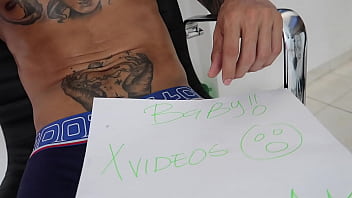 Empiezo a desnudarme para mi tipper