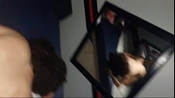 Fodendo a novinha rabuda da buceta rosinha de 4 na frente do espelho