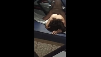 Fodendo a novinha rabuda da buceta rosinha de 4 na frente do espelho