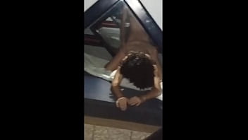 Fodendo a novinha rabuda da buceta rosinha de 4 na frente do espelho