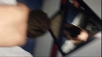 Fodendo a novinha rabuda da buceta rosinha de 4 na frente do espelho