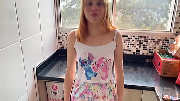 Acordei de pau duro e meti no cu da empregada novinha na cozinha