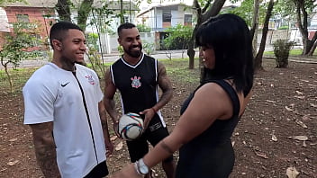 Fui devorada pelos jogadores do meu time favorito dp com os pauzudos com anal