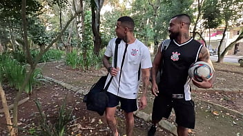 Fui devorada pelos jogadores do meu time favorito dp com os pauzudos com anal