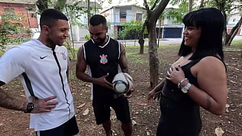 Fui devorada pelos jogadores do meu time favorito dp com os pauzudos com anal