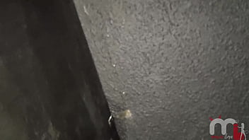 Loirinha safada fode com vários desconhecidos no gloryhole na frente do corno