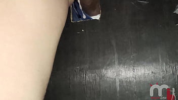 Loirinha safada fode com vários desconhecidos no gloryhole na frente do corno