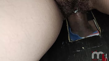 Loirinha safada fode com vários desconhecidos no gloryhole na frente do corno