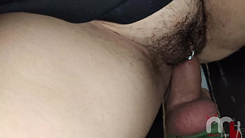 Loirinha safada fode com vários desconhecidos no gloryhole na frente do corno