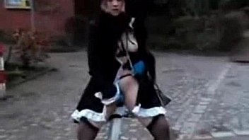 Amateur girlfriend loves public nudity