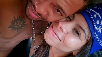 Putaria no pelo no carro em movimento