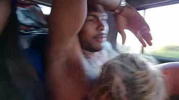 Putaria no pelo no carro em movimento