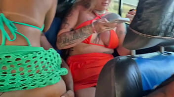Putaria no pelo no carro em movimento