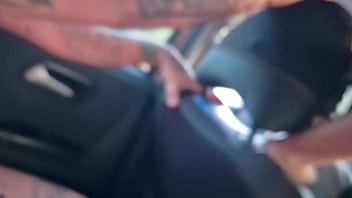 Putaria no pelo no carro em movimento