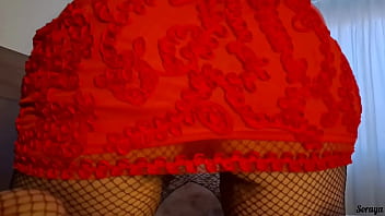 Madrasta prova roupa para sair e pede opinião para filho